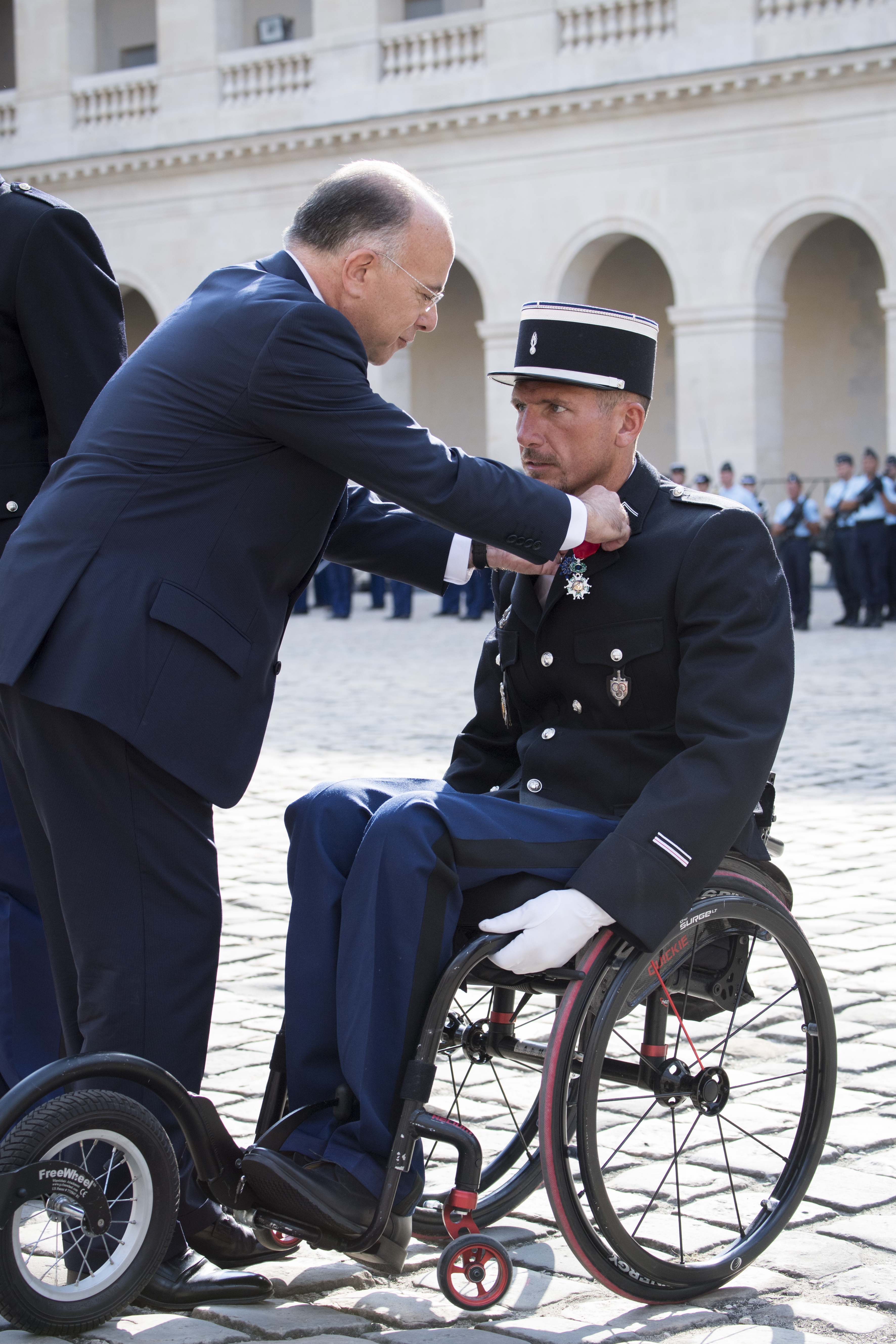 Remise de décoration par Bernard Cazeneuve